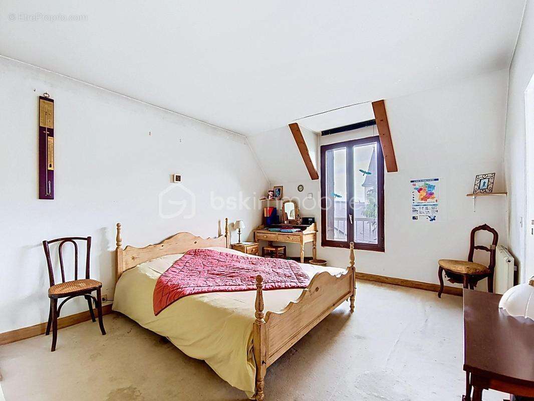 Maison sur la commune de Chatou - photo 11