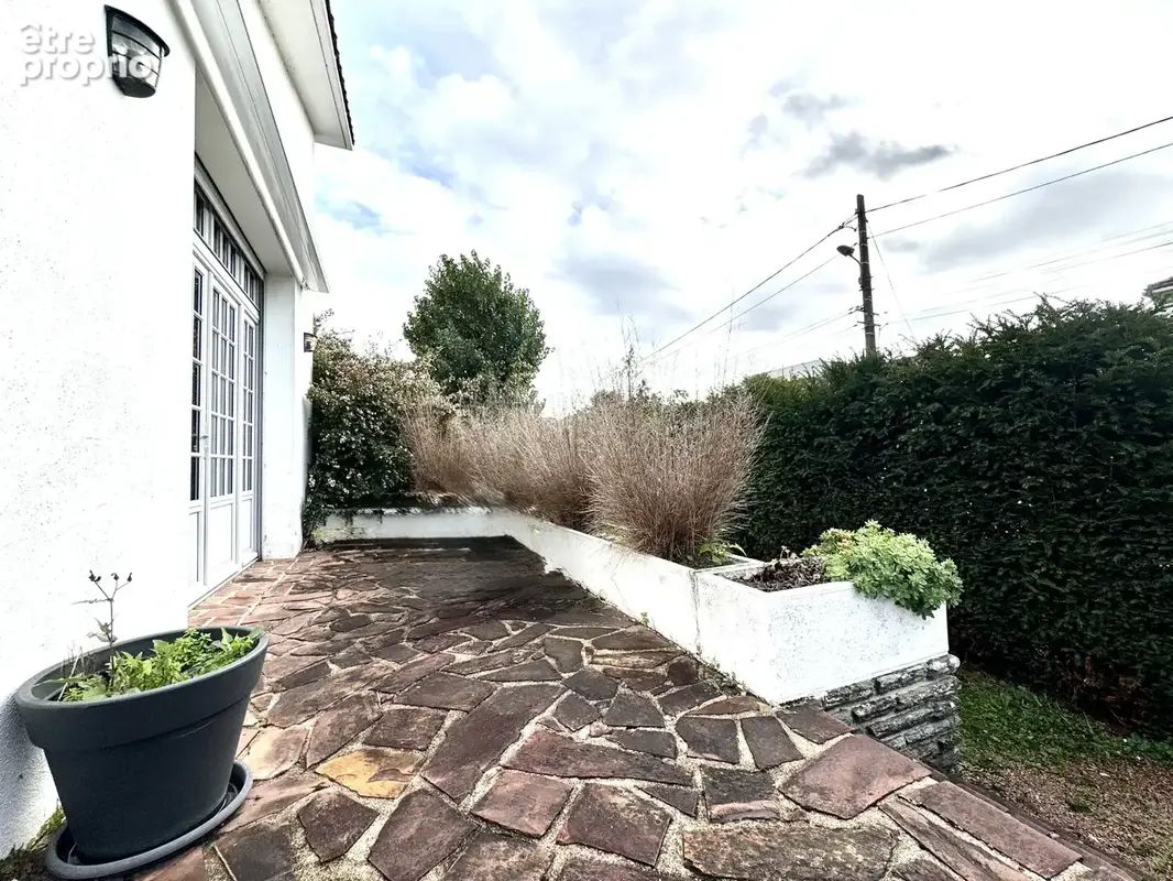 NIORT   Maison rénovée de 141 m2, 4 chambres, jardin et garage, proche des Halles et du Quai Métayer - photo 8