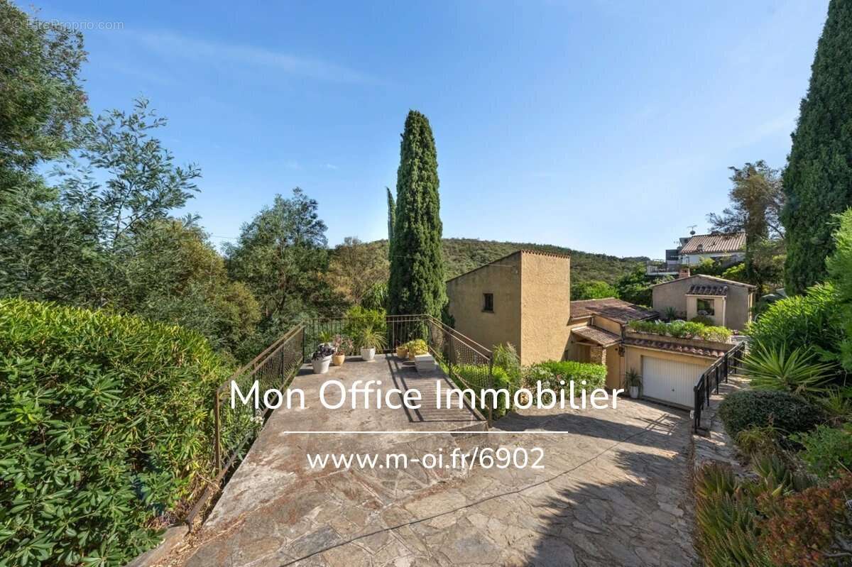 Référence : 6902-JDO - Villa provençale de charme avec piscine, studio indépendant et aperçu mer ! - photo 17