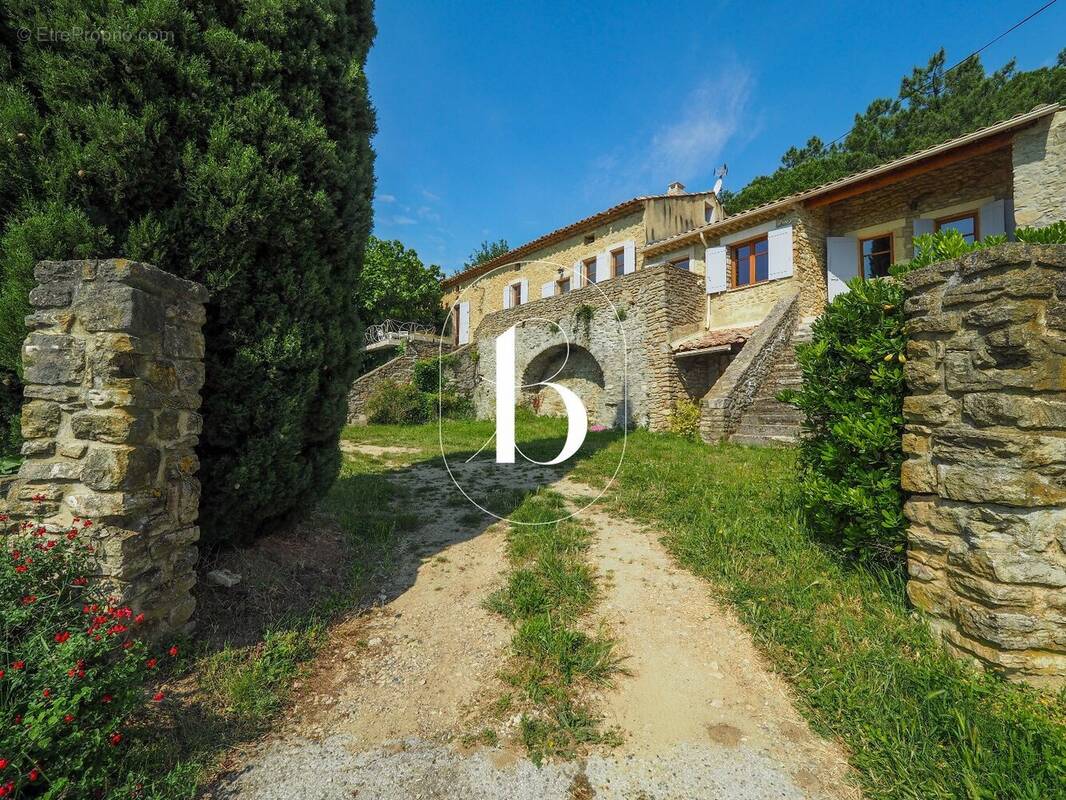 Maison à LAUDUN-L'ARDOISE