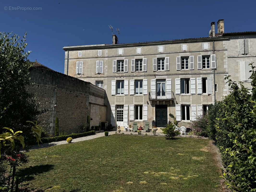 Maison à BARBEZIEUX-SAINT-HILAIRE