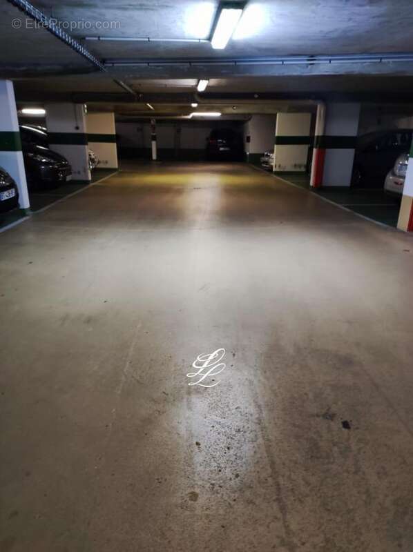 Parking à PARIS-15E