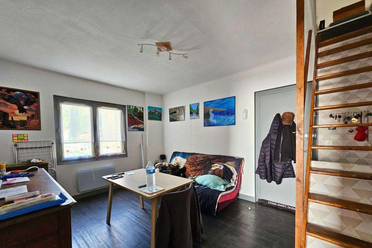 Appartement à REYNES