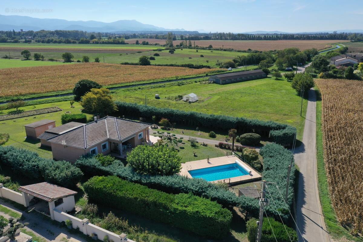 Belle villa de plain-pied avec piscine et vaste terrain – Secteu - photo 2