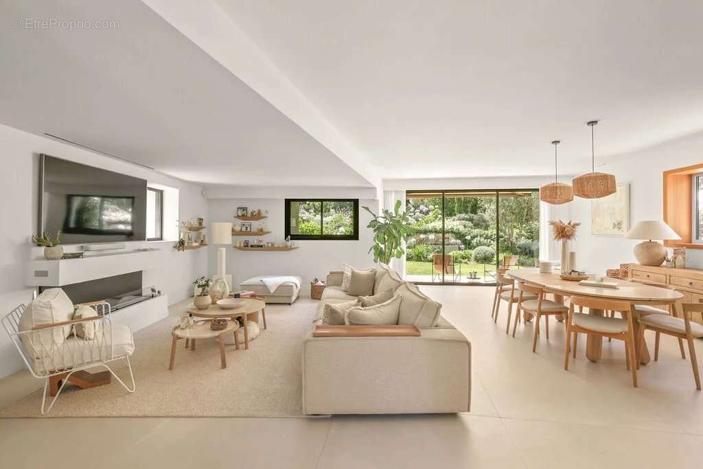 Le Cannet - Quartier résidentiel - Elégante villa de plain-pied avec jardin luxuriant , piscine. Calme absolu - photo 3