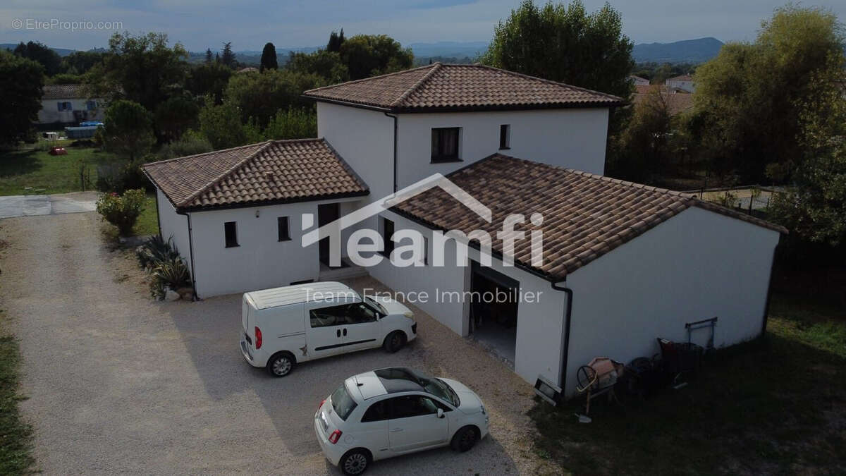 Maison à SAINT-HILAIRE-DE-BRETHMAS