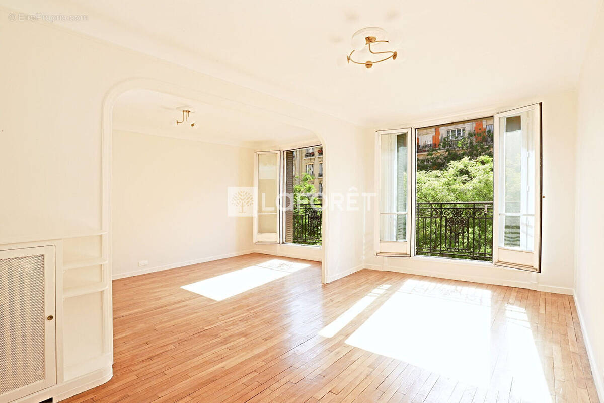 Appartement à PARIS-16E