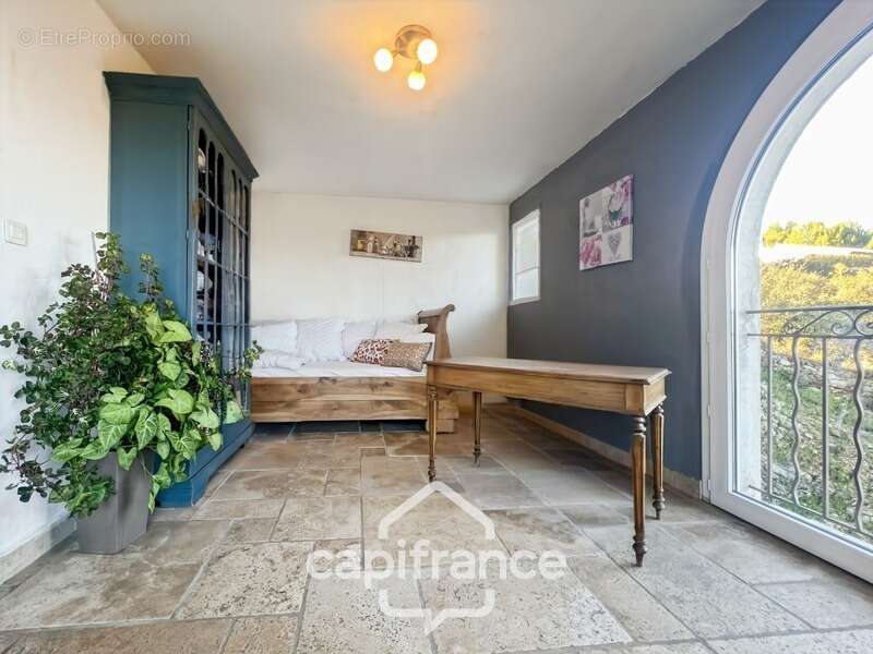 Domaine et Golf de Pont Royal, belle  propriété de 290 m2 établie sur un terrain de 2600 m2, cinq chambres, un bureau, piscine,  - photo 17