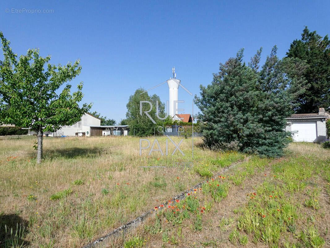 Terrain à LENCLOITRE