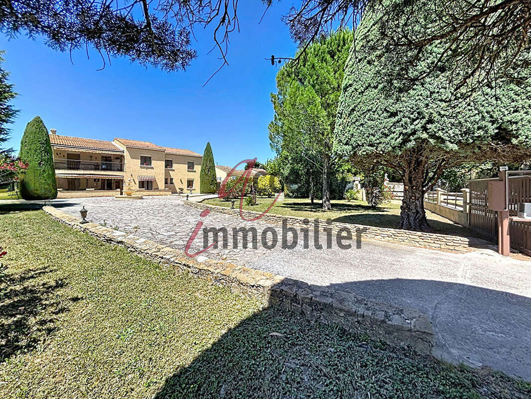 Grande maison familiale de 280 m² avec piscine sur 3 000 m² de terrain - photo 3