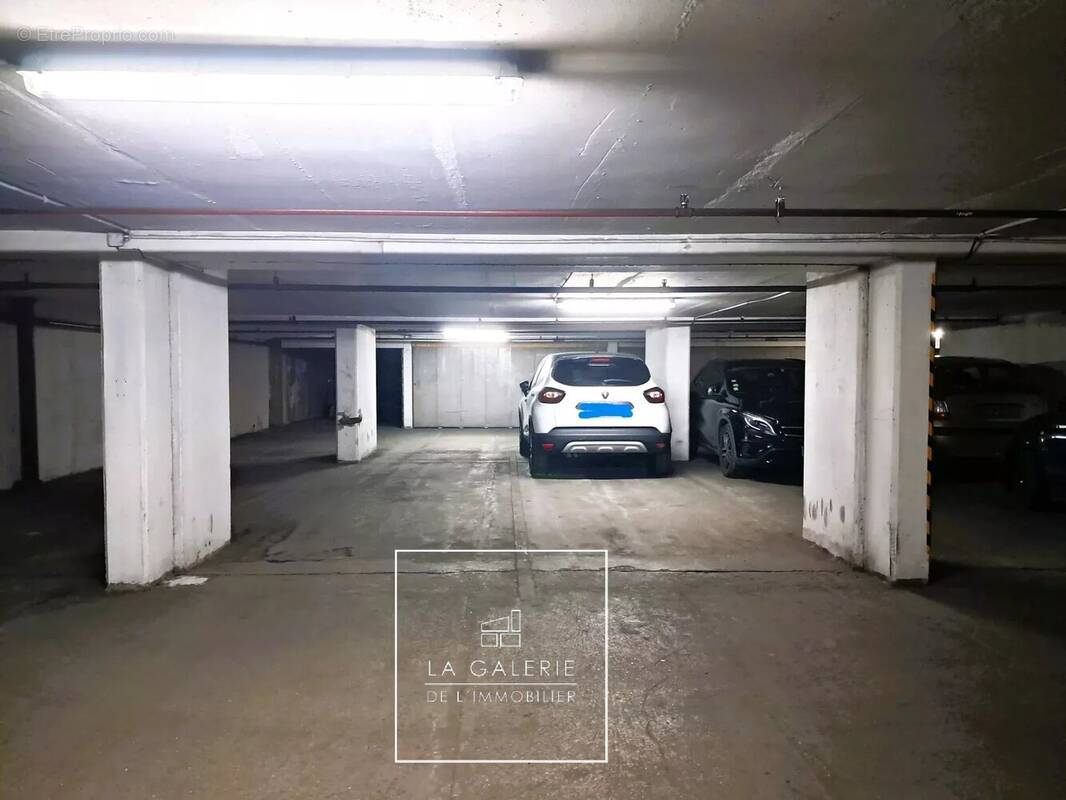 Parking à PARIS-16E