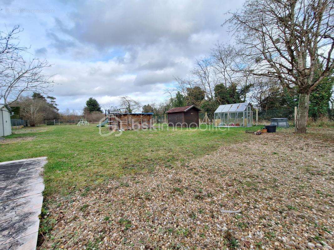 Maison à SAINT-DENIS-DE-L'HOTEL