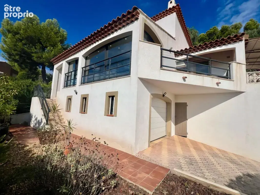 À vendre maison de type 5 d'environ 140m² habitables entièrement rénovée avec piscine et vue mer - photo 2