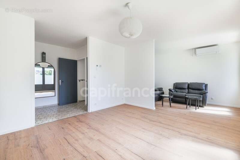 À vendre à Sainte-Geneviève-des-Bois, maison climatisée :    de 123 m², 5 chambres, véranda, garage, sans travaux et parfaitemen - photo 13