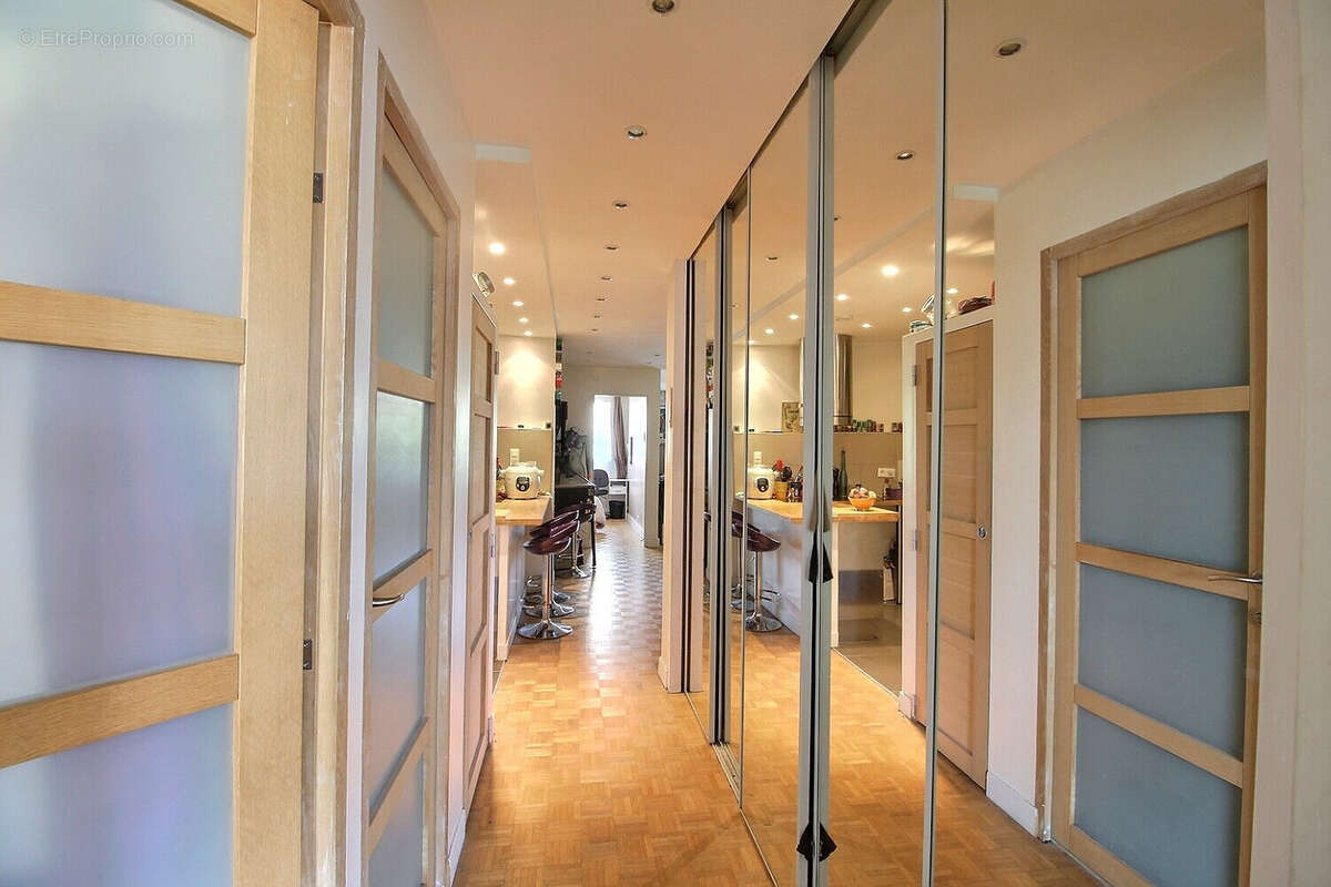 Montreuil centre-ville, au pied du metro croix de chavaux, proche commerces et ecoles, 3 pieces traversant avec balcons, loggia, - photo 6