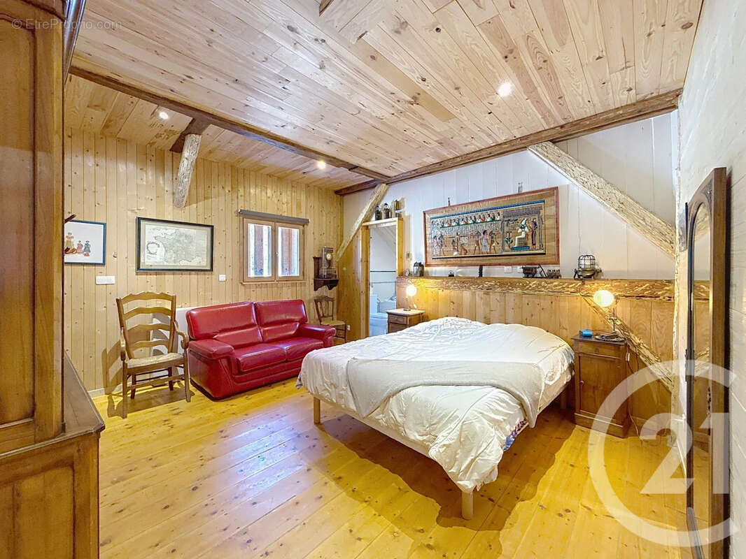 Maison à LA RIVIERE-ENVERSE