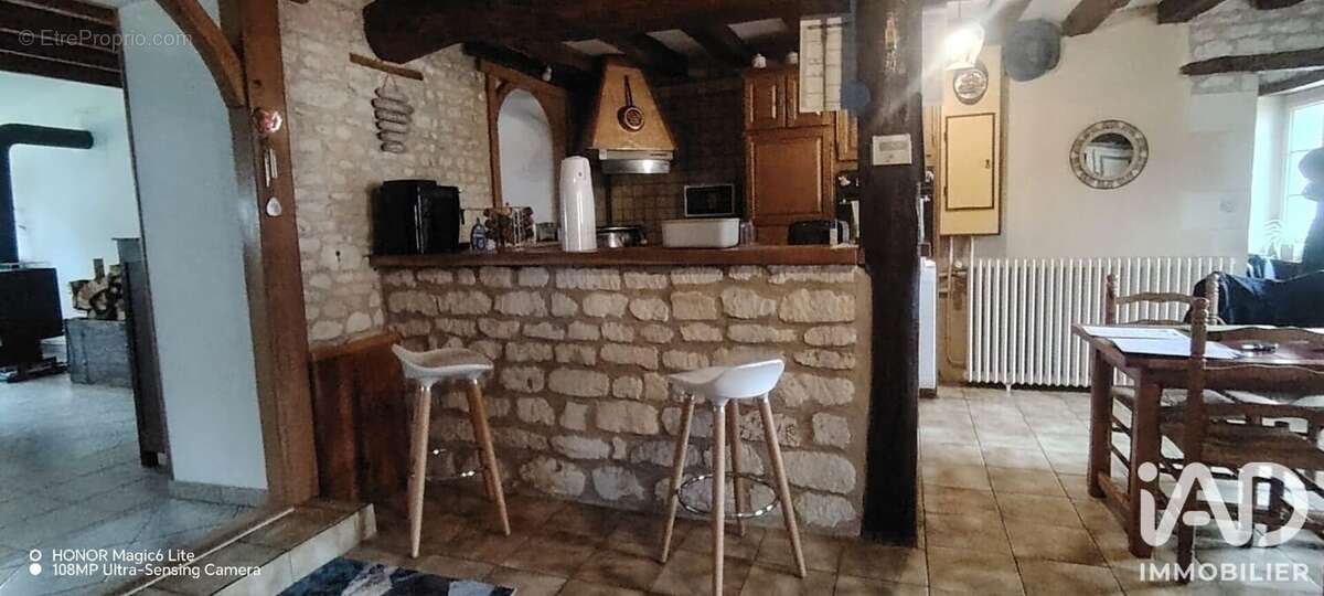 Maison 180 m² à La Tour-Saint-Gelin  - photo 5