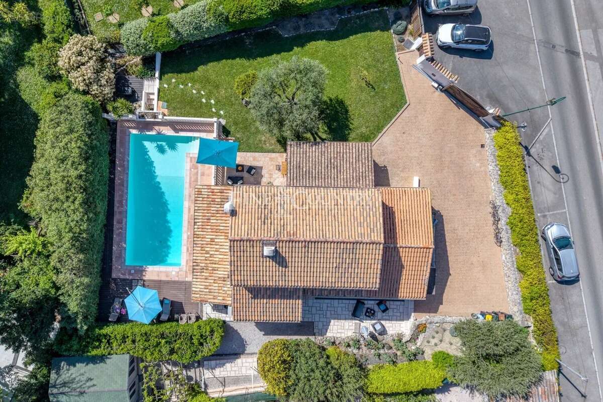 Maison à LA ROQUETTE-SUR-SIAGNE