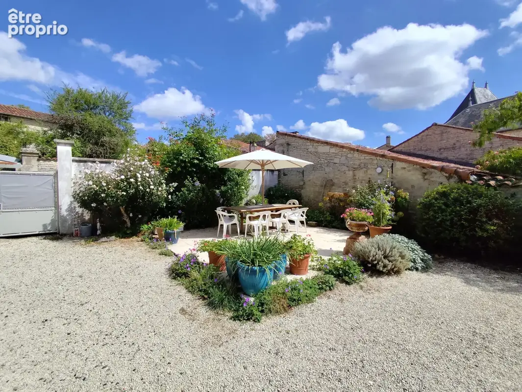 Jolie maison de village de quatre chambres avec grand jardin et grange, au cœur de Tusson - photo 2