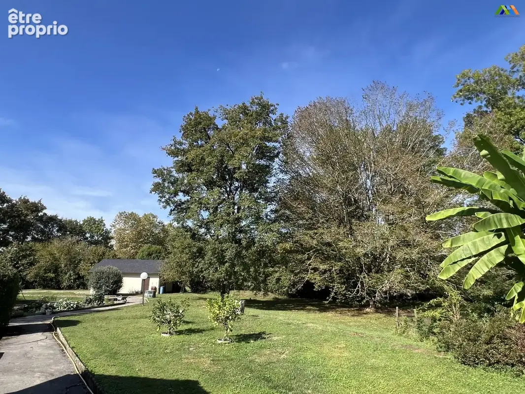 Les jardins et garage au fond