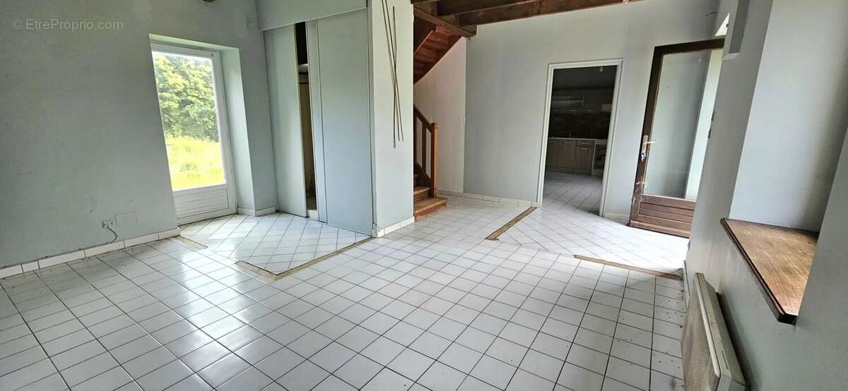 Opportunité unique ! Grande maison avec 3 logements distincts à vendre. - photo 13