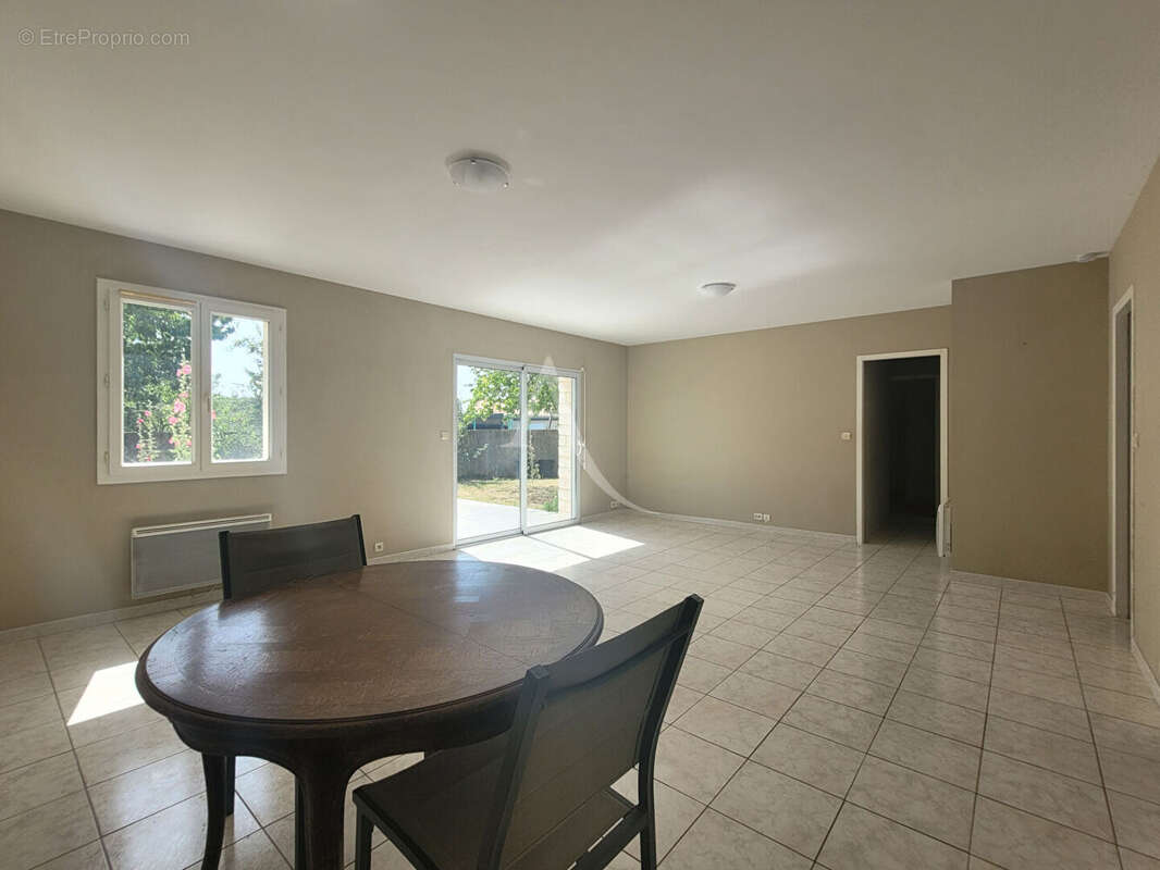 À vendre - Maison sur la commune de Charron, à proximité de La Rochelle, du Marais Poitevin et du Sud Vendée - photo 2