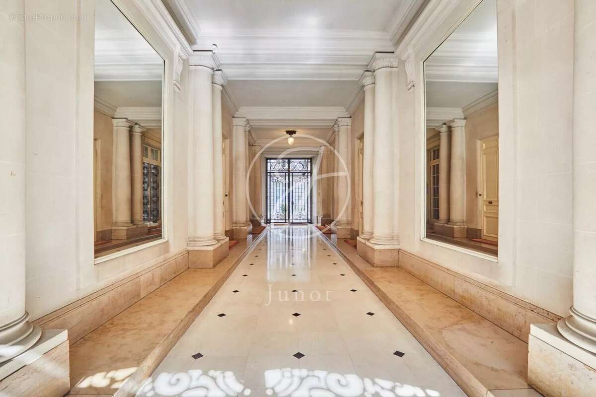 Appartement à PARIS-16E