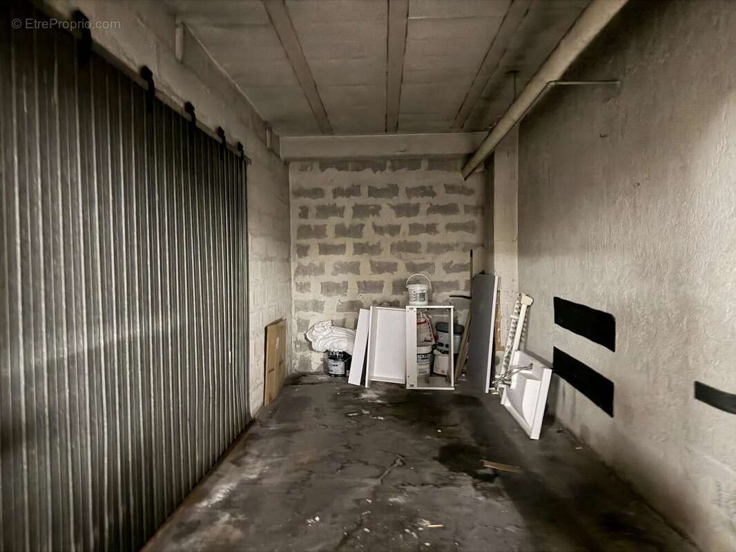 NICE-RIQUIER: Garage fermé avec cave- résidence sécurisée - photo 3