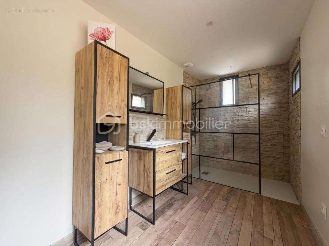 Maison atypique au calme avec terrasse, jardin et beau potentiel d’aménagement - photo 6