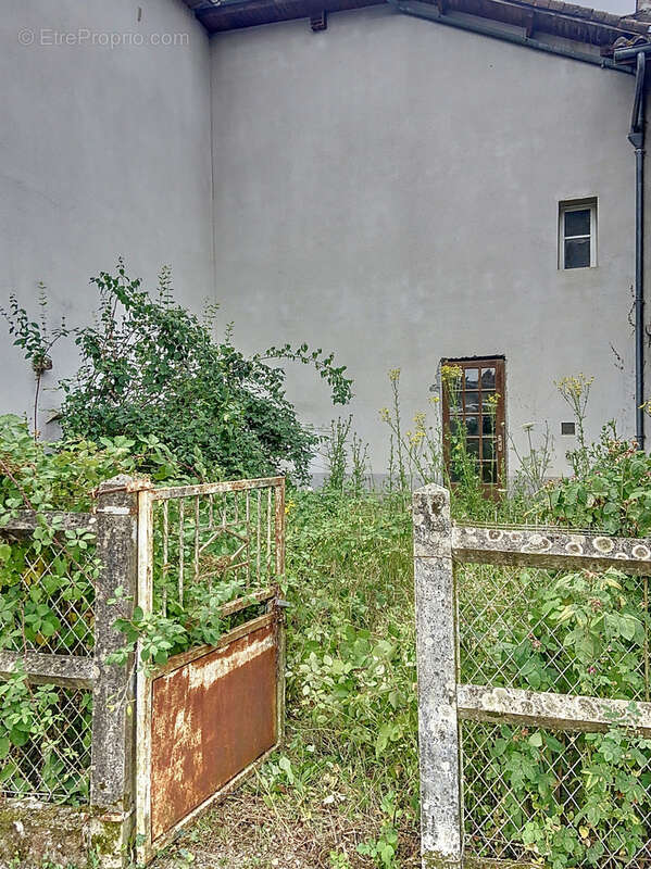 Maison de village en pierres dans le centre de bourg de VAYRES. - photo 7