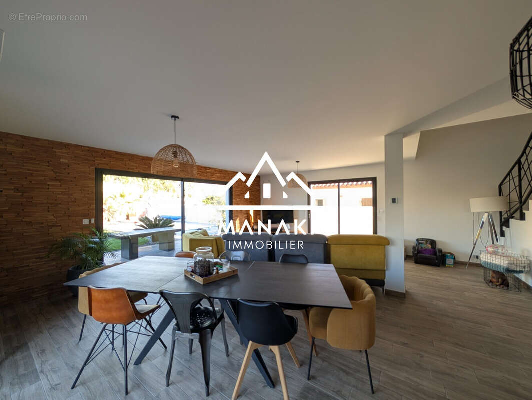 Pièce de vie  - Maison à PEZILLA-LA-RIVIERE