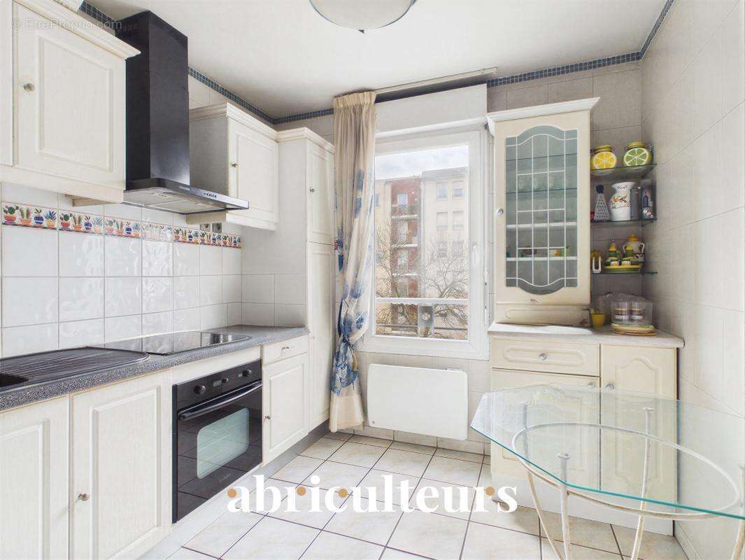 Grand 2 pièces avec terrasse et garage en vente à Bron (69500) - photo 2