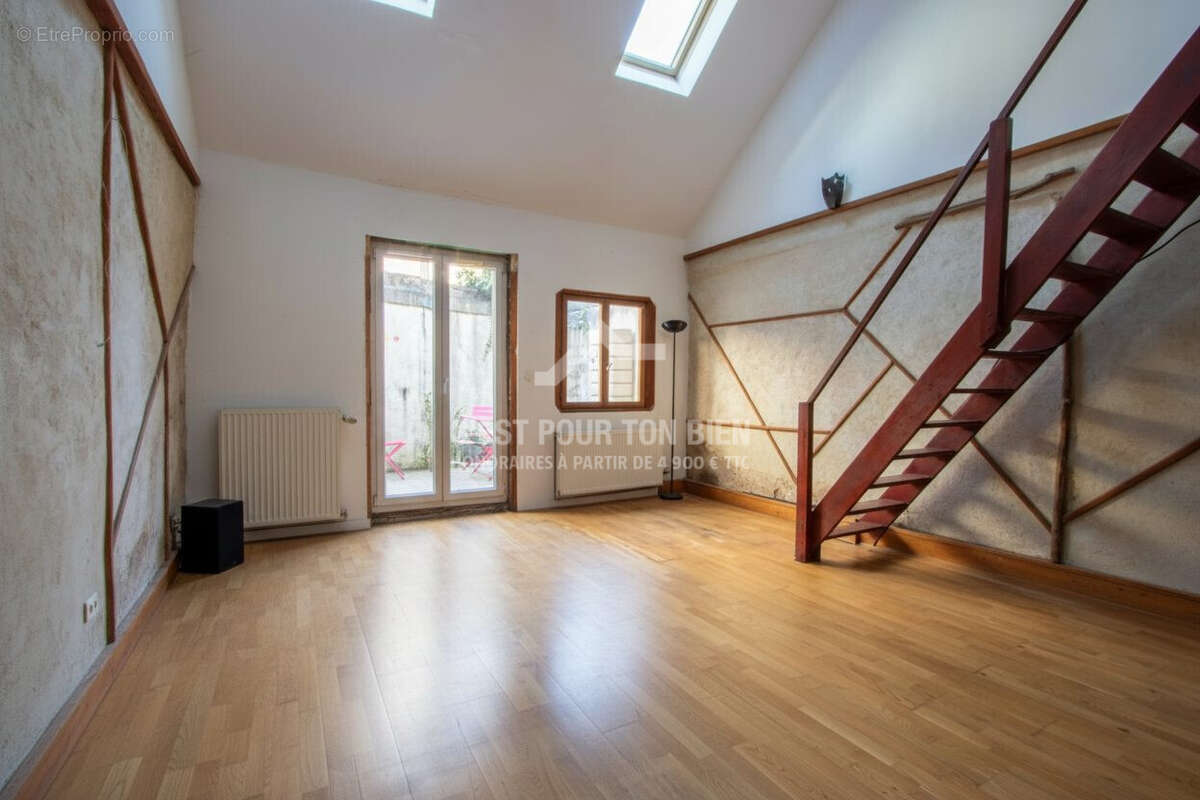Le salon a été désencombré avec l'IA  - Maison à LILLE