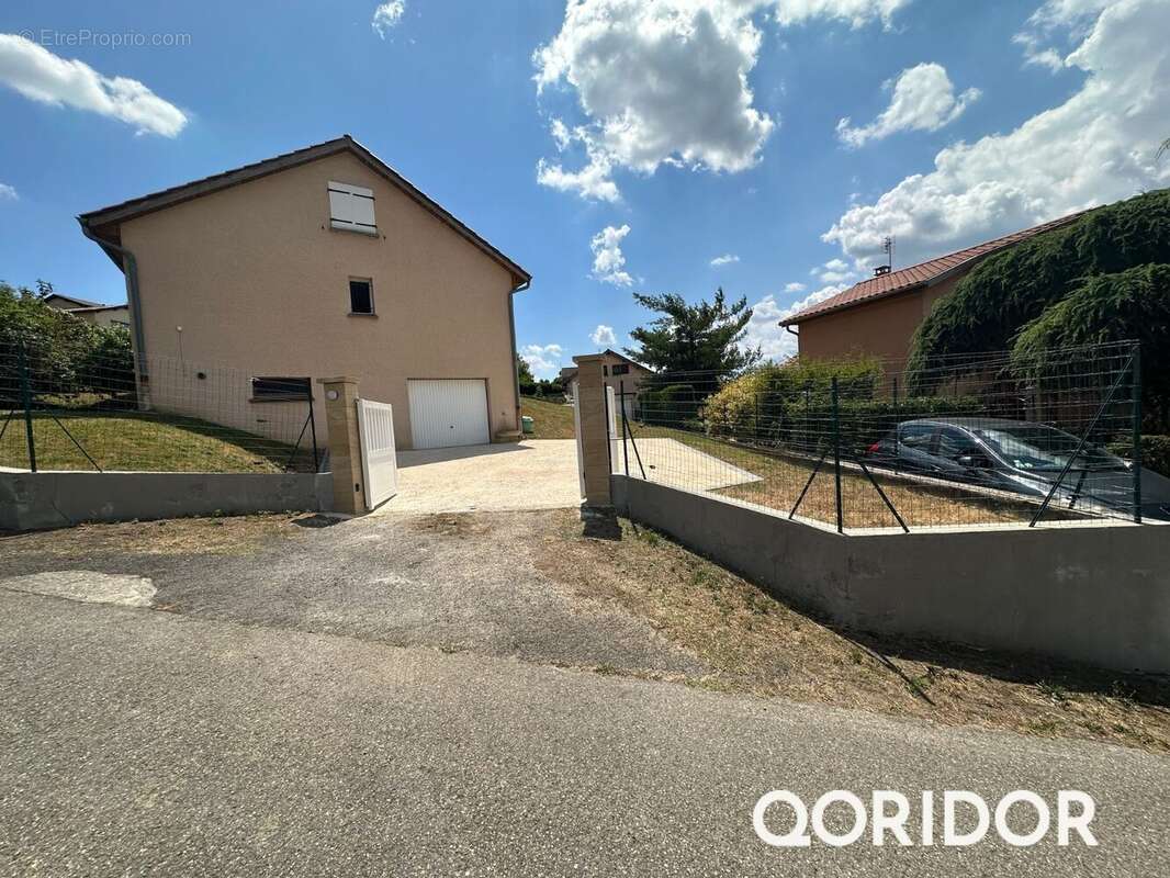 Maison 175 m² à Montanay  - photo 2