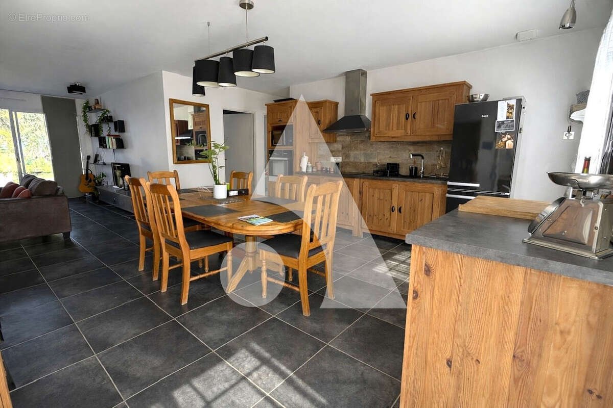 Maison à MORNAC-SUR-SEUDRE