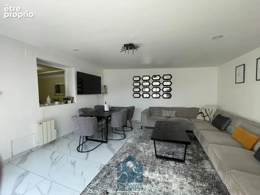 Ensemble immobilier comprenant une maison avec 2 chambres, jardin et un studio en annexe, un appartement indép - photo 2