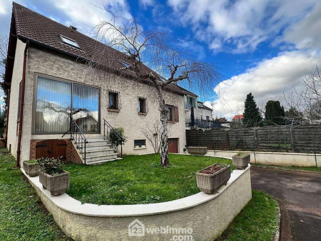 Pavillon édifié sur un sous-sol total, comprenant un rez-de-chaussée et un étage - Maison à VITRY-SUR-SEINE