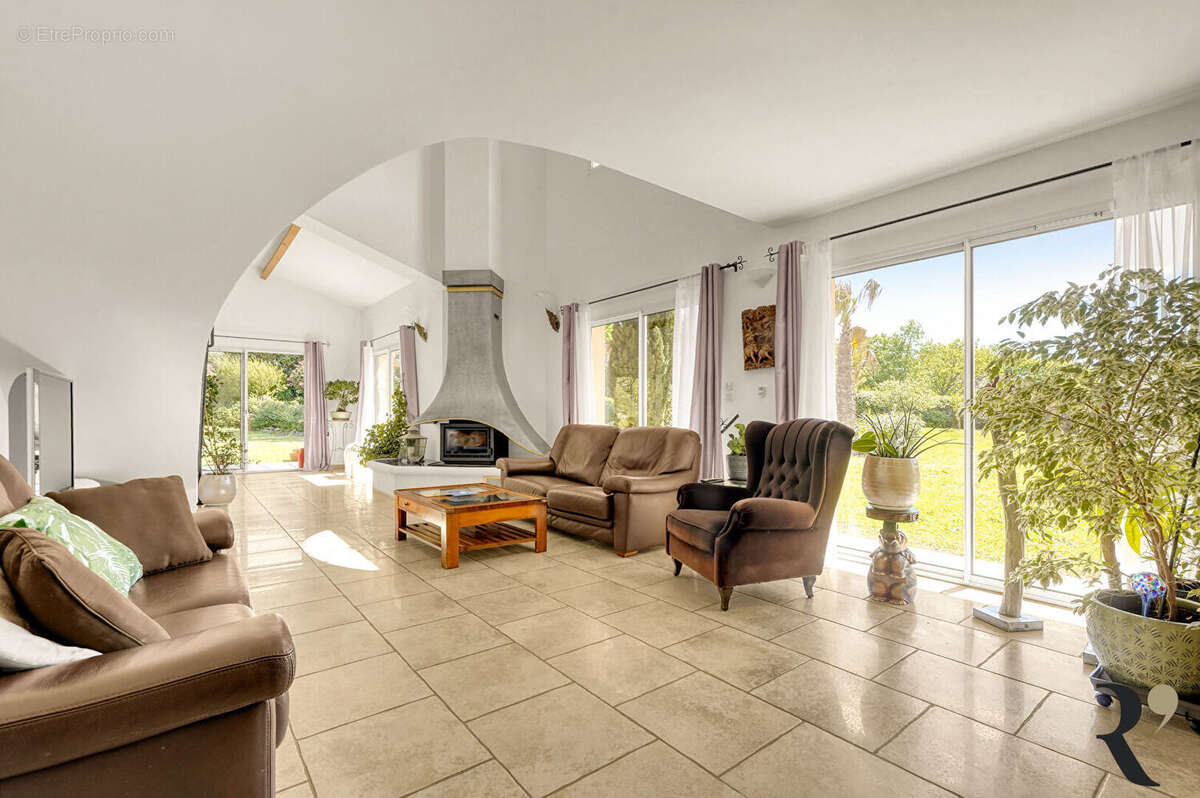 Maison Drémil Lafage 7 pièces 203 m2 sur terrain de 3972 m2 - photo 3
