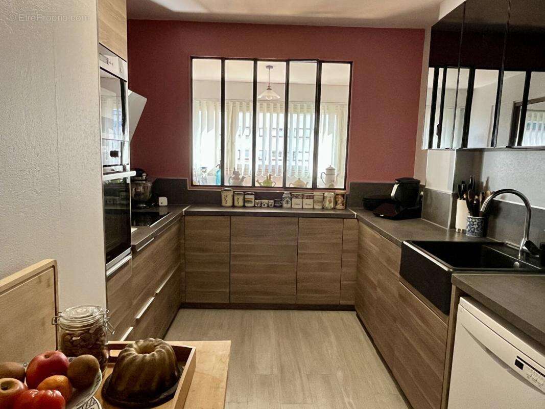 Appartement  de 111m², 3 chambres, balcon, 2 box et une cave - photo 5