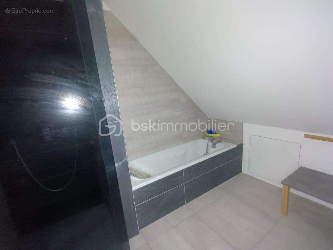 Belle Maison Rénovée en 2019 de 120 m2 et Grange de 200 m2 sise sur 3 877 m2 - photo 11