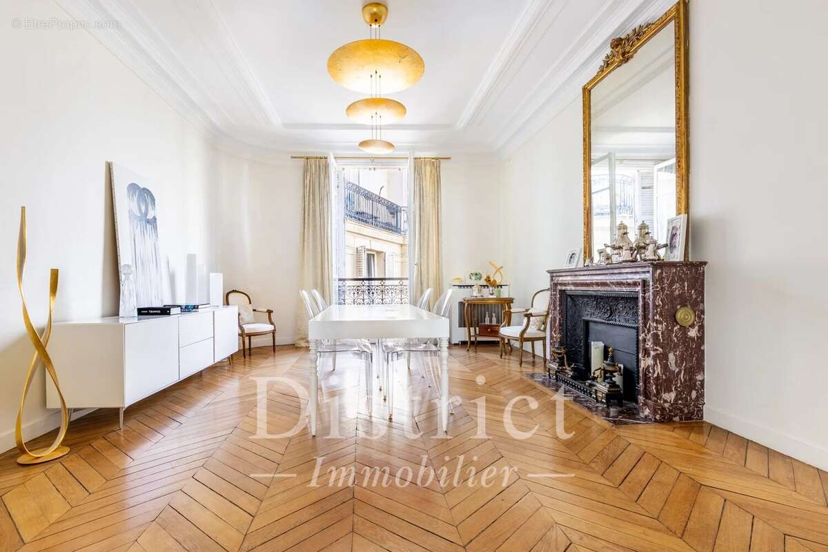 Appartement à PARIS-8E