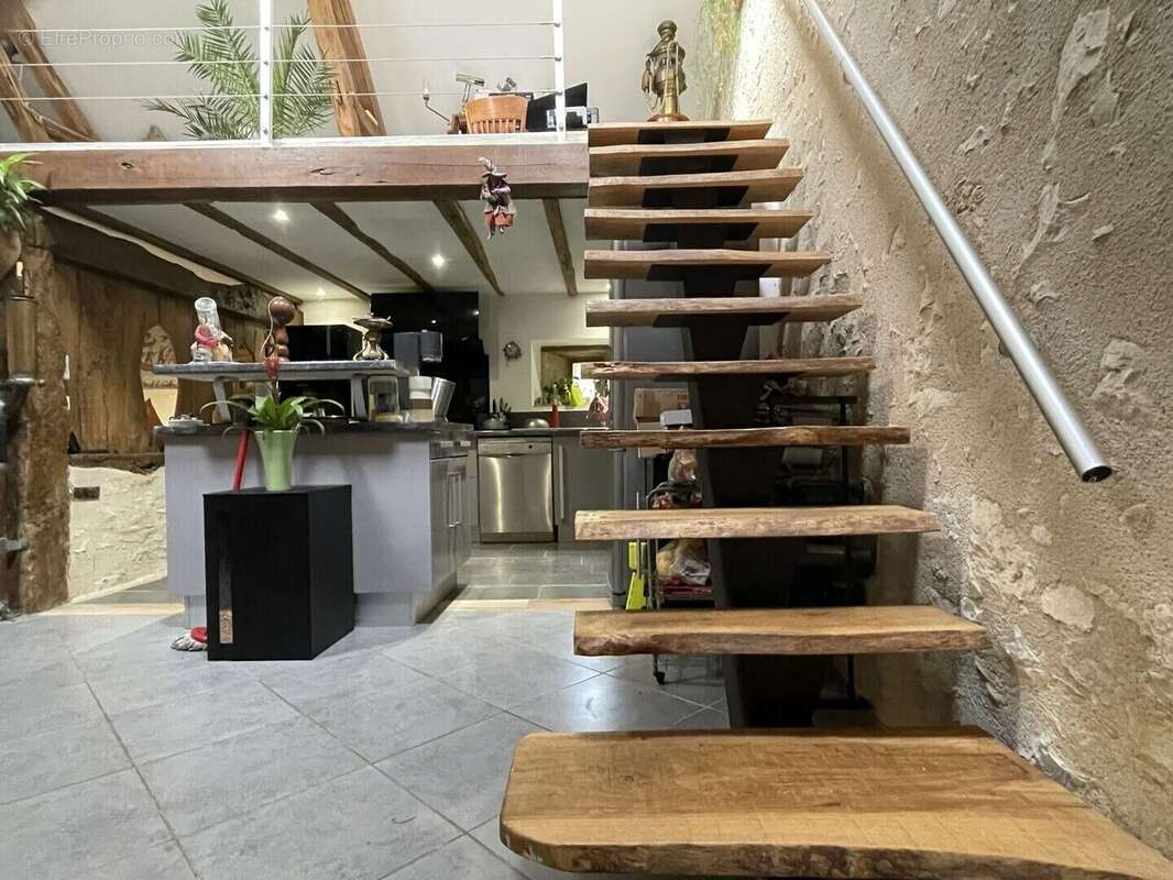 Escalier cuisine - Maison à CUBJAC