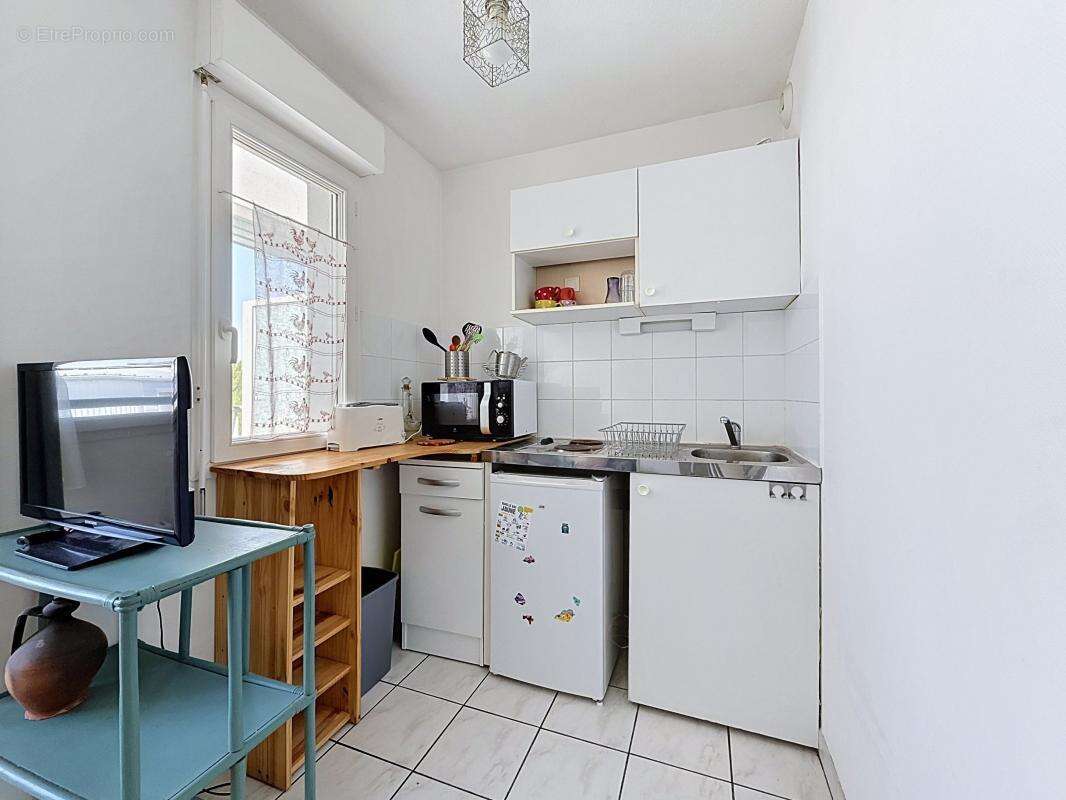 Appartement À Vendre - Studio lumineux avec balcon à deux pas du Vieux-Port et des universités - photo 3
