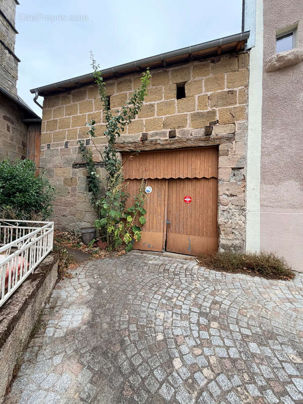 Maison de bourg en pierre avec dépendances - photo 4