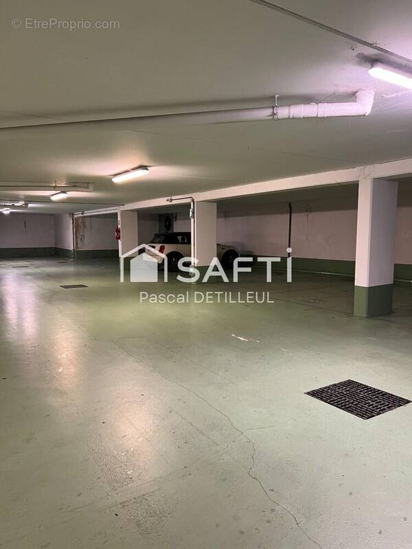 Photo 1 - Parking à GARCHES