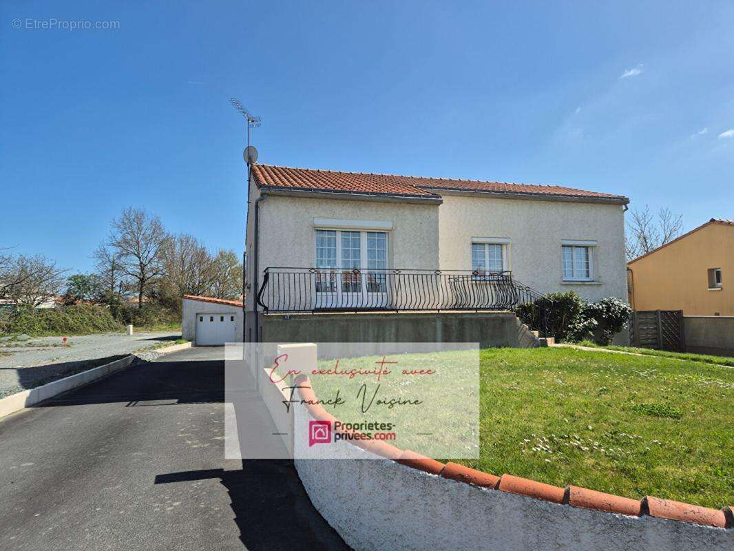 A VENDRE  en EXCLUSIVITE aux Herbiers, centre ville - Maison avec 4 chambres sur un terrain de  729 m2 env - photo 5