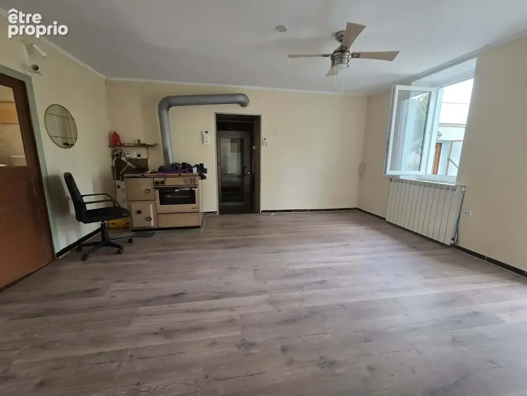 Maison avec dépendances et terrain - photo 2