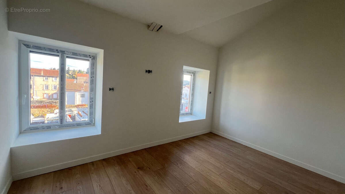 Appartement à SAINT-JUST-MALMONT