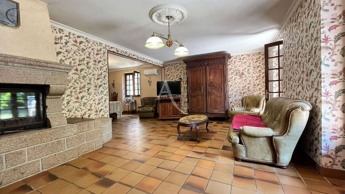 Maison à SAINT-GEORGES-BUTTAVENT