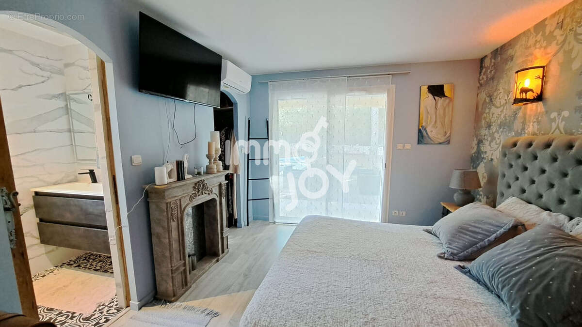 A Remarkable Home of Charm and Noble Materials in a Serene Pine Forest Environment - photo 19